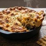 Макаронный пирог с чеддером: хрустящая корочка за 50 минут